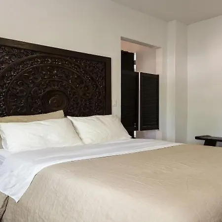 Vive Zen Queen Room